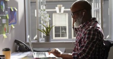 Üst düzey erkek yönetici Office 4 k masada dizüstü bilgisayar kullanarak