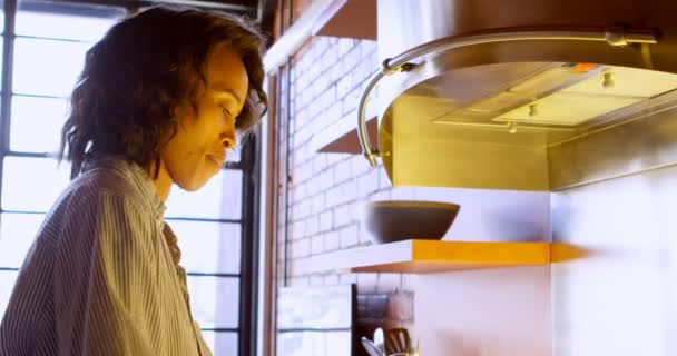 Жінка Готує Їжу Кухні Вдома — стокове відео