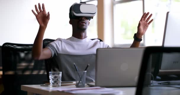 Executivo Masculino Usando Realidade Virtual Headset Mesa Escritório — Vídeo de Stock