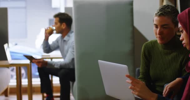 Lächelnde Führungskräfte Diskutieren Über Laptop Büro — Stockvideo