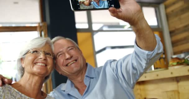 Lyckliga Senior Paret Tar Selfie Café — Stockvideo