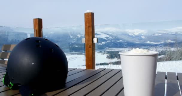 Capacete Sobremesa Xícara Café Café Livre Durante Inverno — Vídeo de Stock