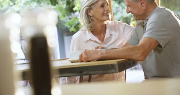 Romántica Pareja Ancianos Abrazándose Café — Vídeos de Stock