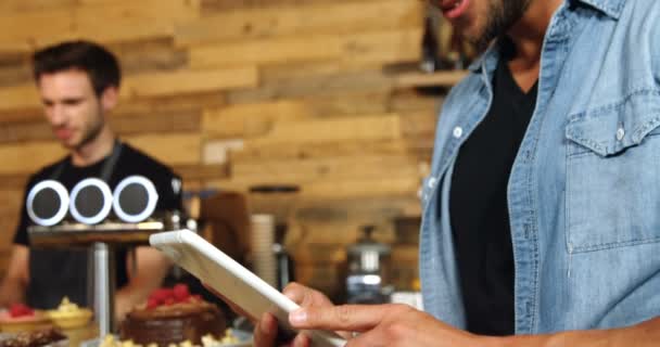 Cliente Masculino Usando Tableta Digital Cafetería — Vídeo de stock