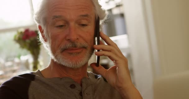 Nahaufnahme Eines Älteren Mannes Der Hause Mit Dem Handy Telefoniert — Stockvideo