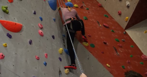 Bir Kadın Bouldering Spor Salonunda Yapay Duvar Tırmanışı Yardımcı Koç — Stok video