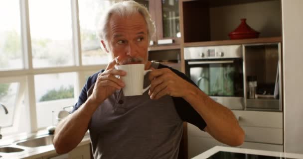 Sorridente Uomo Anziano Che Prende Caffè Cucina Casa — Video Stock