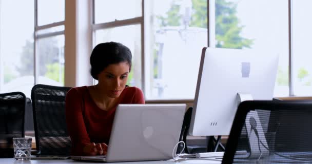 Weibliche Führungskraft Mit Laptop Schreibtisch Büro — Stockvideo