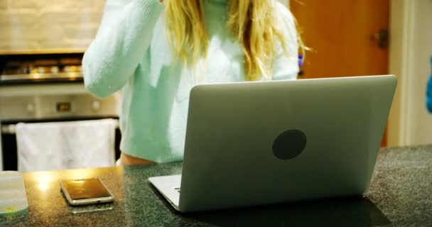 Mutfakta Dizüstü Bilgisayar Kullanırken Kahve Olan Kadın — Stok video
