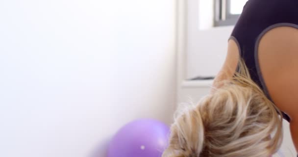 Mujer Rubia Haciendo Yoga Gimnasio — Vídeos de Stock