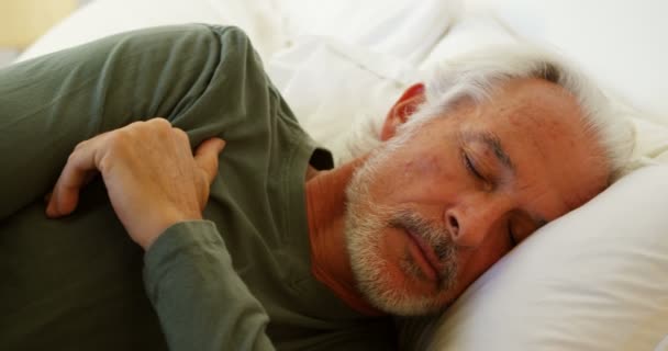 Gros Plan Homme Âgé Dormant Sur Lit Dans Chambre Coucher — Video