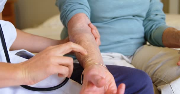 Средняя Часть Доктора Проверяет Пульс Пожилой Женщины Помощи Стетоскопа Кровати — стоковое видео