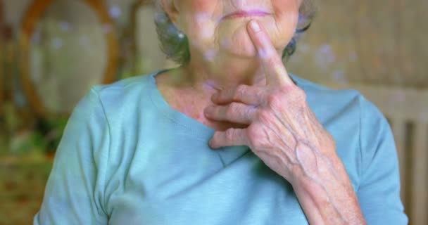 Продумана Старша Жінка Дивиться Через Вікно Вдома — стокове відео