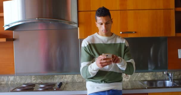 Hombre Hablando Por Teléfono Móvil Cocina Casa — Vídeo de stock