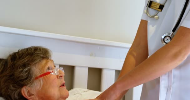 Doctor Hablando Con Anciano Mayor Paciente Cama Casa — Vídeos de Stock