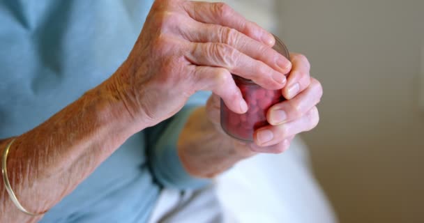 Sezione Media Della Donna Anziana Che Prende Medicina Casa — Video Stock