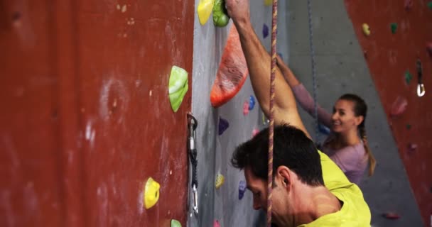 Hombre Mujer Escalando Pared Artificial Bouldering Gym — Vídeo de stock