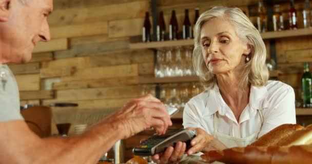 Homem Sênior Fazendo Pagamento Através Tecnologia Nfc Café — Vídeo de Stock