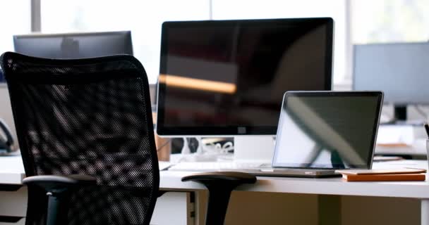 オフィスで机の上のノート パソコンとデスクトップ — ストック動画