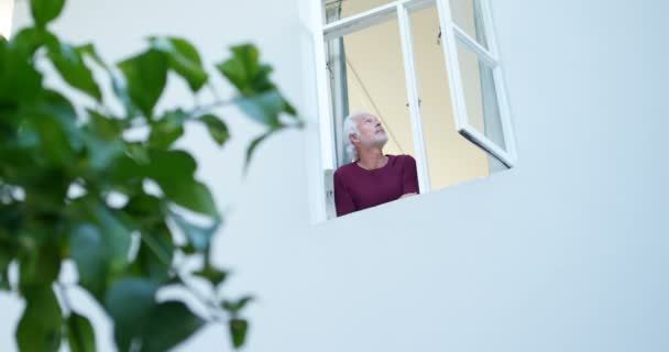 Niski Kąt Widzenia Starszy Mężczyzna Patrząc Przez Okno Domu — Wideo stockowe