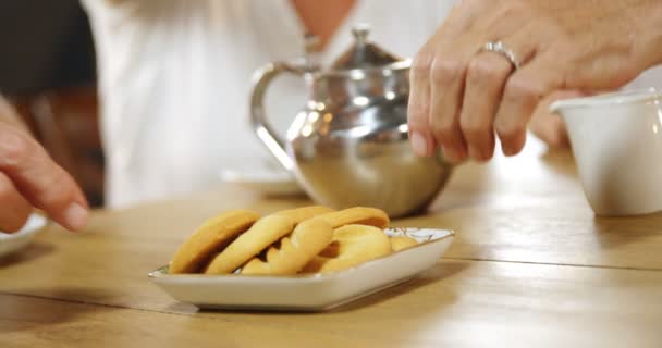Крупним Планом Старші Друзі Мають Печиво Кафе — стокове відео