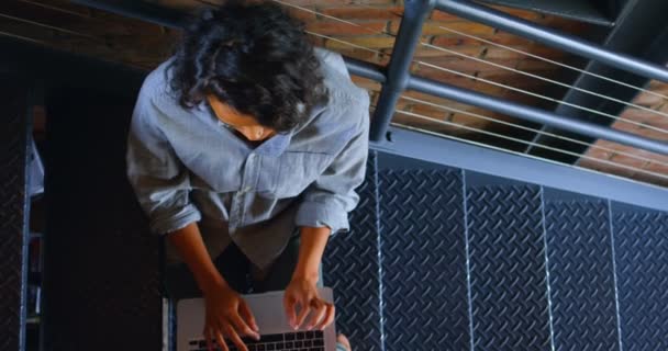 Obciążenie Związane Kobieta Pomocą Laptopa Schody Domu — Wideo stockowe