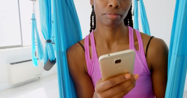 Mulher Falando Telefone Celular Enquanto Sentado Rede Swing Estúdio Fitness — Vídeo de Stock