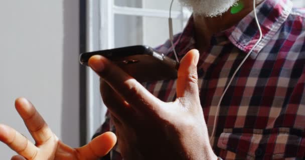 Cadres Supérieurs Écoutant Musique Sur Téléphone Portable Bureau — Video