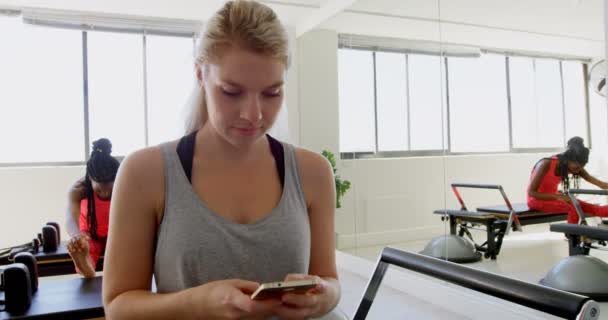 Mulher Bonita Usando Telefone Celular Estúdio Fitness — Vídeo de Stock