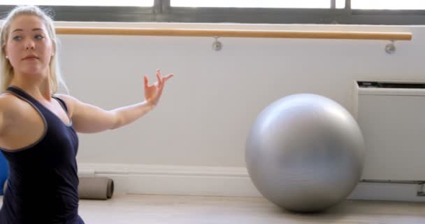 Hermosa Mujer Haciendo Yoga Gimnasio Fitness — Vídeos de Stock