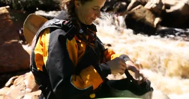 Primer Plano Mujer Preparándose Para Comenzar Hacer Kayak Río — Vídeo de stock