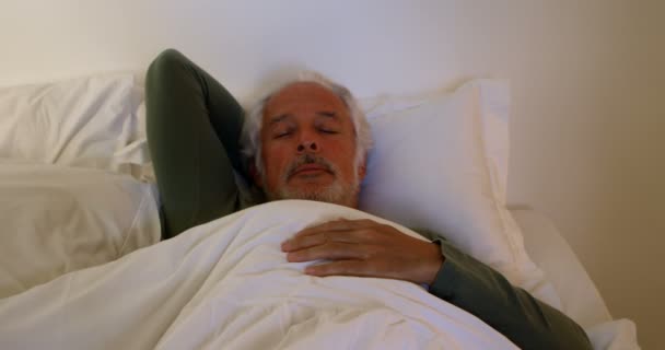 Senior Dormir Sur Lit Dans Chambre Coucher Maison — Video