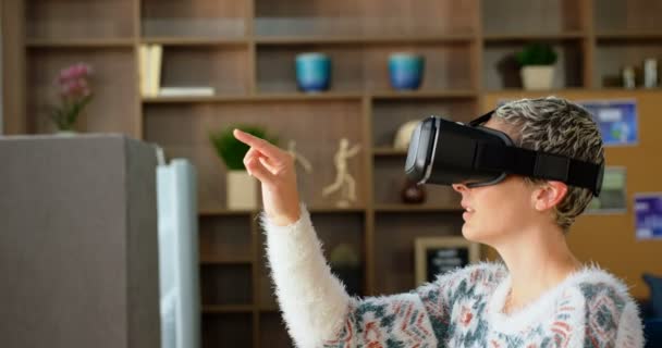 Vista Lateral Ejecutiva Femenina Usando Auriculares Realidad Virtual Oficina — Vídeos de Stock