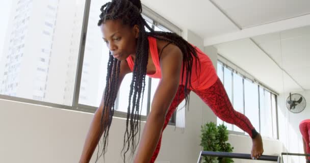 Mujeres Haciendo Ejercicio Con Máquina Remo Gimnasio — Vídeos de Stock