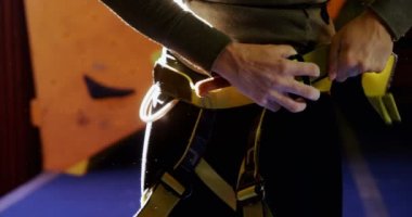 Onun koşum bouldering salonunda 4 k giyen kadın orta bölümünde