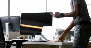 Erkek yönetici yazılı günlüğü üzerinde office 4 k cep telefonu kullanırken orta bölüm