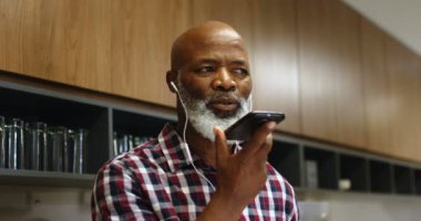 Office 4 k cep telefonu konuşurken üst düzey erkek yönetici