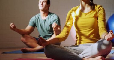 Erkek ve kadın yoga Studio 4 k yaparken