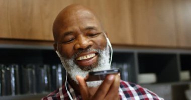 Office 4 k cep telefonu konuşurken üst düzey erkek yönetici