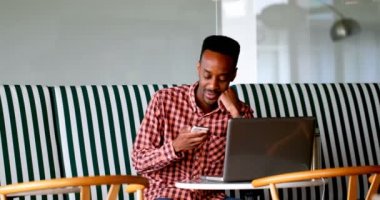 Erkek executive office kafeterya 4 k cep telefonu konuşurken