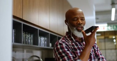 Office 4 k cep telefonu konuşurken üst düzey erkek yönetici