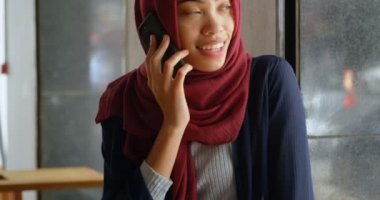 Mutlu kadın executive Office 4 k cep telefonunda konuşuyor
