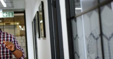 Office 4 k cep telefonu konuşurken üst düzey erkek yönetici