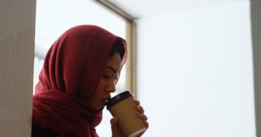 Kadın executive office 4 k cep telefonu kullanırken çok ciddiyim