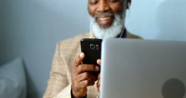 4 k 4 k Evet gülümseyen kıdemli işadamı