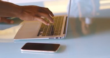 Mutfakta ev 4 k dizüstü bilgisayar kullanan adam Close-up