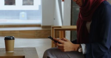 Kadın yönetici cep telefonu kullanma office 4 k gülümseyen