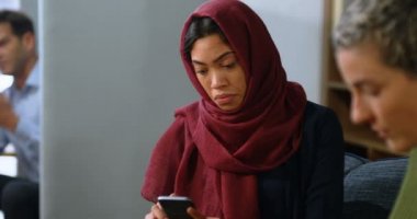 Yöneticiler Office 4 k cep telefonunda tartışıyor