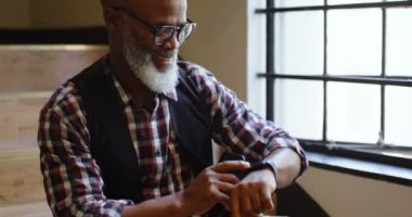 Komuta sizde onun smartwatch merdiven 4 k kullanarak, yakın çekim 4k