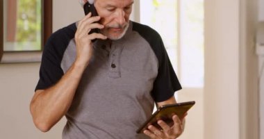 Komuta sizde cep telefonu üzerinde dijital tablet evde kullanırken 4 k konuşurken